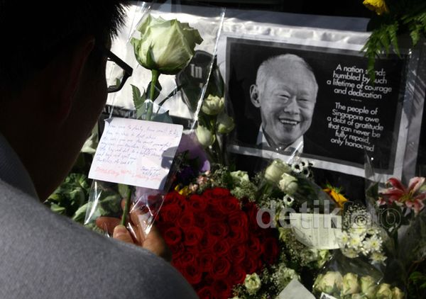 Karangan Bunga Banjiri Gedung Parlemen Singapura