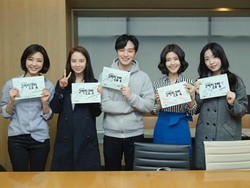 Song Ji Hyo dan Pemeran Ex-Girlfriend Club Latihan Baca Naskah Perdana