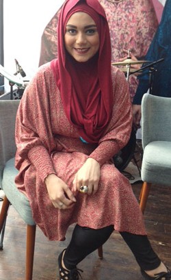 Rilis Karya Perdana, Brand Busana Muslim Azza Gandeng Seleb dan Blogger