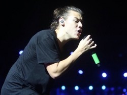 Kabar Harry Styles Menangis di Panggung Jakarta Mendunia