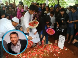 Ronny Bacakan Lagi Status FB Yanni Libels yang Bikin Merinding