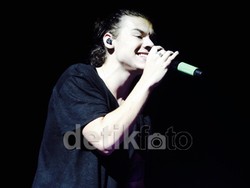 Harry Styles Hilangkan Stres dengan Yoga dan Jalan-jalan ke Pasar