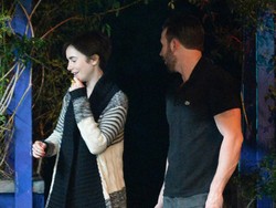 Kepergok Dinner Bareng, Lily Collins dan Chris Evans Pacaran?