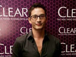 Punya Wajah Tampan, Mike Lewis Tebar Pesona Saat Jadi Pelayan Restoran