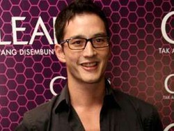 Si Ganteng Mike Lewis Ternyata Pernah Jadi Pelayan Restoran