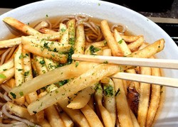 Slruup! Soba Berkuah Hangat dengan Topping Kentang Goreng