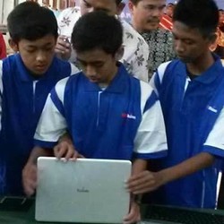 Siswa SMKN 2 Bandung Rakit Laptop & Tablet Relion