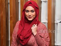 Thalita Latief Tampil Berhijab