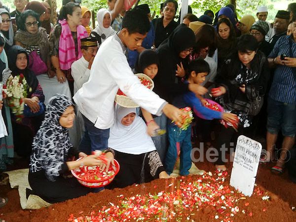 Tangisan Sang Istri di Pemakaman Yanni 'Trio Libels'