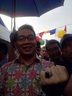 Buka Pameran Gemstone, Ridwan Kamil Beli Cincin Akik Rp 250 Ribu