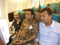 Ini Gaya Menteri Andrinof Saat Terbang Pakai Kelas Ekonomi