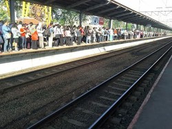 Penumpang Menumpuk Saat Kereta Telat, Kepala Stasiun Bekasi: Masih Normal
