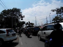 Lalu Lintas di Depan Stasiun Bekasi Kacau, Banyak Angkot Ngetem Seenaknya