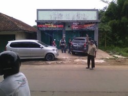 Sebuah Bengkel di Serpong Digerebek Polisi, Masyarakat Ramai Datang Melihat