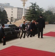 Jokowi dan Ibu Iriana Letakkan Karangan Bunga di Lapangan Tiananmen