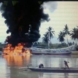 ABK Merokok Sambil Isi BBM, 2 Kapal Nelayan Terbakar di Padang