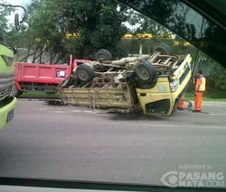 Truk Terguling di KM 22 Tol Tangerang, Kemacetan Terjadi 2 Km