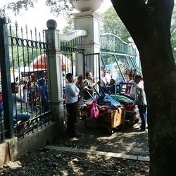 Anggota TNI Kewalahan Jaga Pagar Monas dari PKL yang Hindari Kejaran Satpol PP