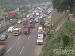 Truk Terguling, Lalin Tol Cijantung Merayap 4 Km