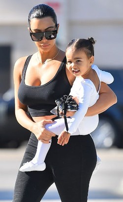 Bye Blonde! Kim Kardashian Kembali Berambut Hitam