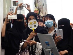 Wah, Hottest Bercadar Ini Setia Tunggu 2PM di Lokasi Meet and Greet!