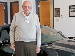 100 Tahun, Kakek Ini Masih Hebat Jualan Mobil