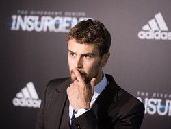 Theo James Mengaku Anti Media Sosial