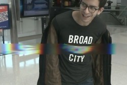 Pakai Kaos Bertulisan Kasar, Traveler AS Tak Boleh Masuk Pesawat