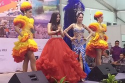 Lenggak-Lenggok Ladyboy Seksi Thailand di Astindo Fair 2015