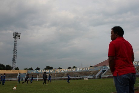 Maradona di Tepi Lapangan