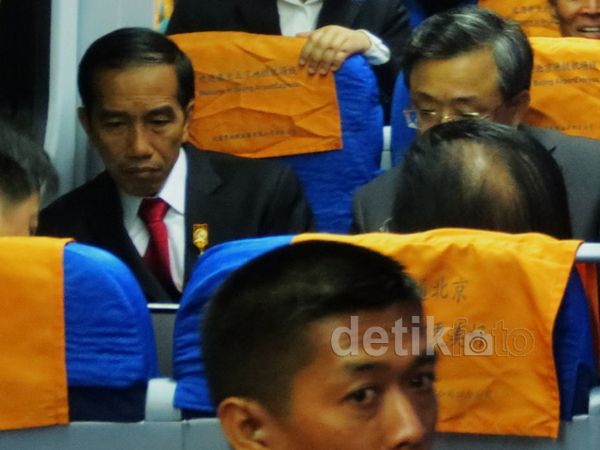 Jokowi Jajal Kereta Beijing Airport Express