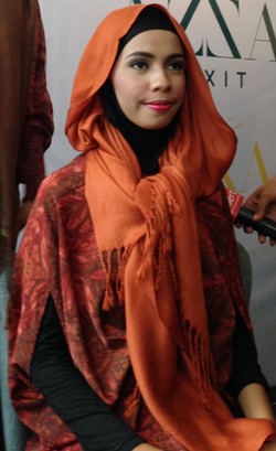 Tutorial Hijab dengan Pashmina Panjang ala Risty Tagor