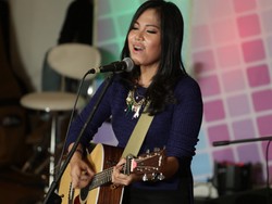 Ghaitsa Bikin Penonton Nyanyi Bareng di LIVECHATKustik