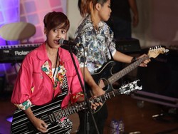 Go!Go!Jill Sulap LIVECHATKustik Jadi Konser Rock