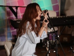 Tetap Tersenyum Lagu Persembahan Shae untuk Olga Syahputra di LiveCHATkustik