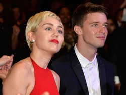 Soal Kabar Patrick Schwarzenegger Selingkuh, Ini Kata Ayah Miley Cyrus