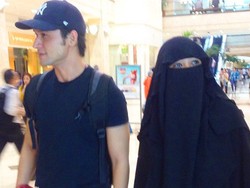 Pasang Foto Bersama, Indra Bruggman Kecantol Wanita Bercadar?