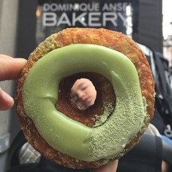 Anak Kecil Ini Berpose Unik dengan Makanan-Makanan Enak di New York