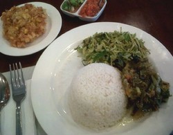 Pedas Berempah, Ayam Masak Dibuluh Khas Manado untuk Makan Siang