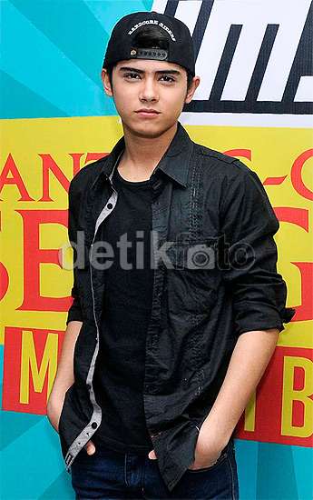 gaya aliando dengan topi snapback keren nggak gaya aliando dengan topi snapback keren nggak