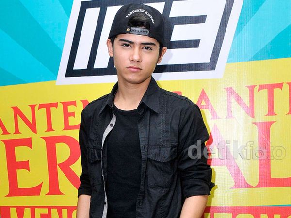 Gaya Aliando dengan Topi Snapback, Keren Nggak?