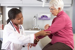 Hormati Tenaga Medis, Desainer Ini Gelar Fashion Show Bertema Kesehatan