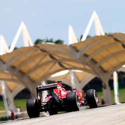 Hamilton Mengaku Terkejut dengan Laju Ferrari