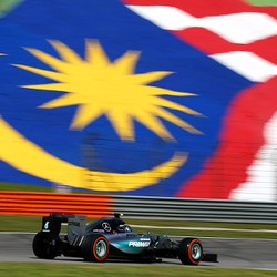 Rosberg Tercepat, Mobil Hamilton Bermasalah