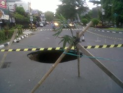 Jalan Dekat Balai Kota Yogya Ambles, Arus Lalin Terganggu