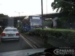 Tabrak Pembatas Jalan di Halim, Bus APTB Nyangkut dan Bikin Macet
