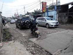 Dear Pak Wali Kota Bekasi! Jalan Raya Hankam Rusak Parah dan Tak Ada Penerangan