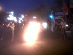 Mahasiswa Yogya Bakar Ban Tolak Kenaikan Harga BBM, Lalin Macet