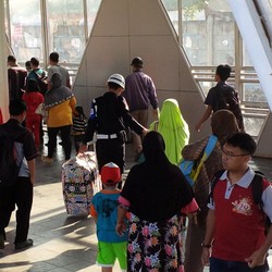 Salut! Pak Satpam di Stasiun Bojonggede ini Sigap Membantu Ibu Tuna Netra