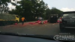 Mobil Muatan Bawang Terbalik di KM 32 Tol Jagorawi, Lalin Macet 2 Km